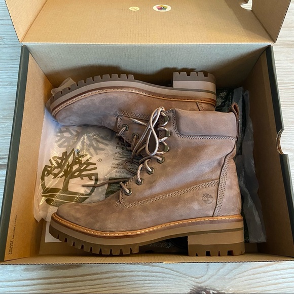 NWT Timberlands - 8.5 - Picture 1 of 9